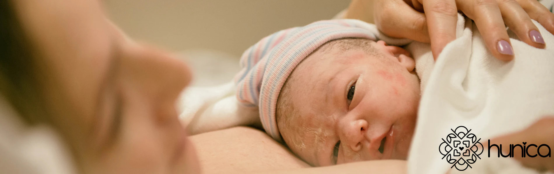 Recém-nascido no colo da mãe logo após o parto